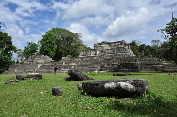 Caminhando por entre as ruínas mayas de Caracol, em Belize, quase na fronteira com a Guatemala